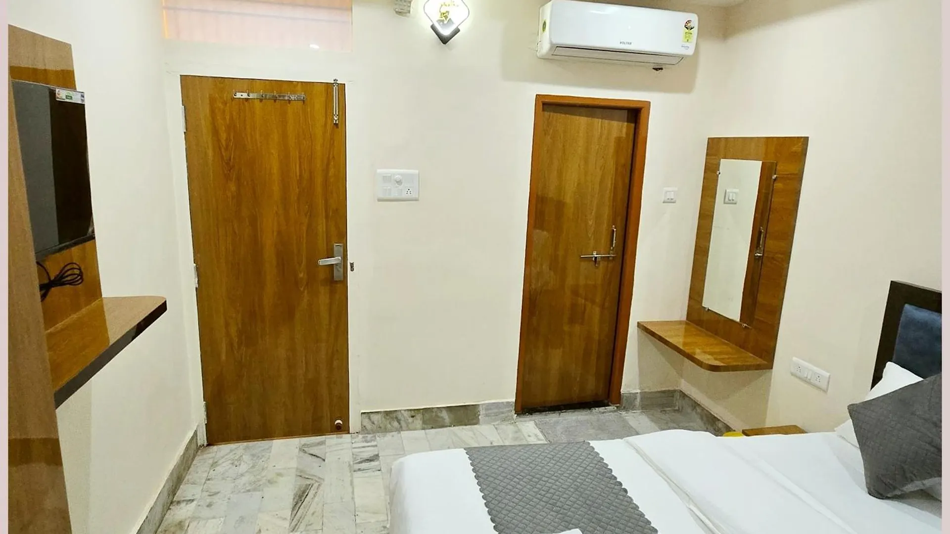 Hotel R-U-D-R-A - Palace Guest House Guest House Near Kashi Vishwanath Temple - Free Wifi - Parking & Restaurant - All Rom Fully Air Conditioning Room - Best Hotel In 바라나시 3*,  인도