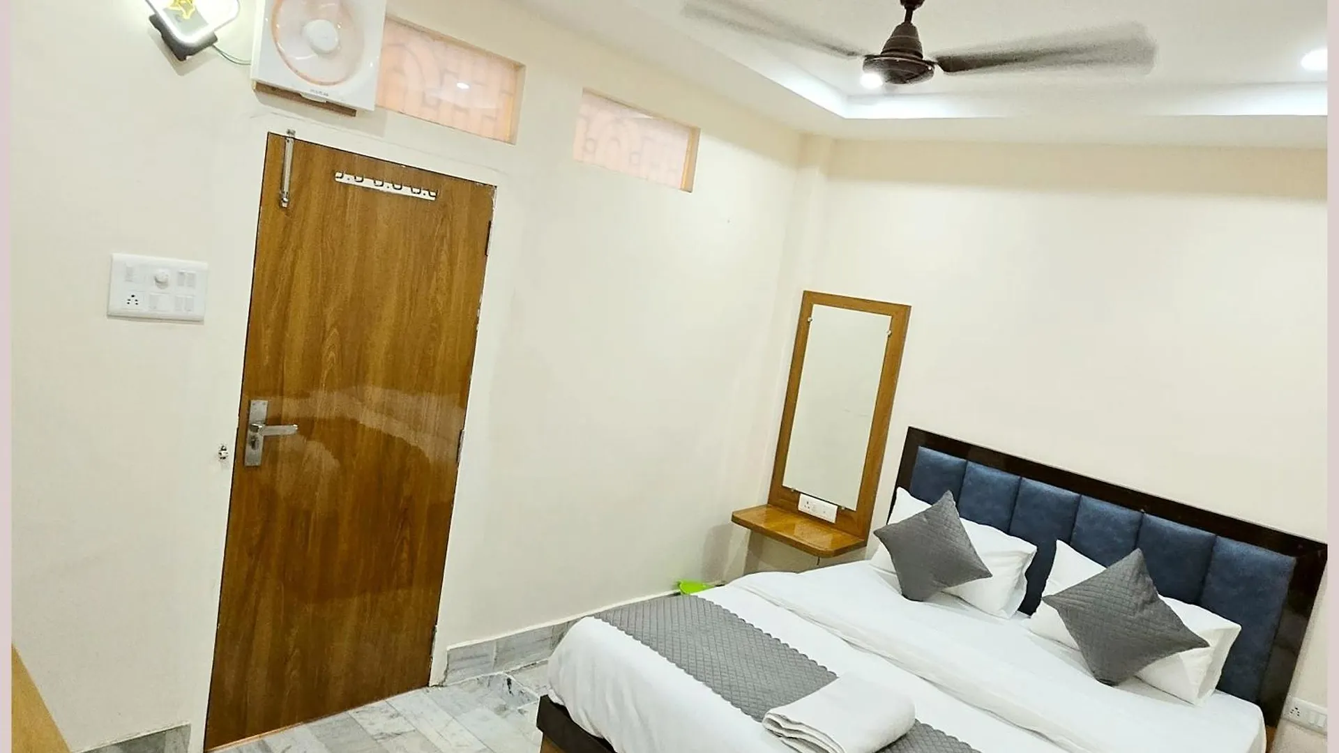 ***  Hotel R-U-D-R-A - Palace Guest House Guest House Near Kashi Vishwanath Temple - Free Wifi - Parking & Restaurant - All Rom Fully Air Conditioning Room - Best Hotel In 바라나시 인도