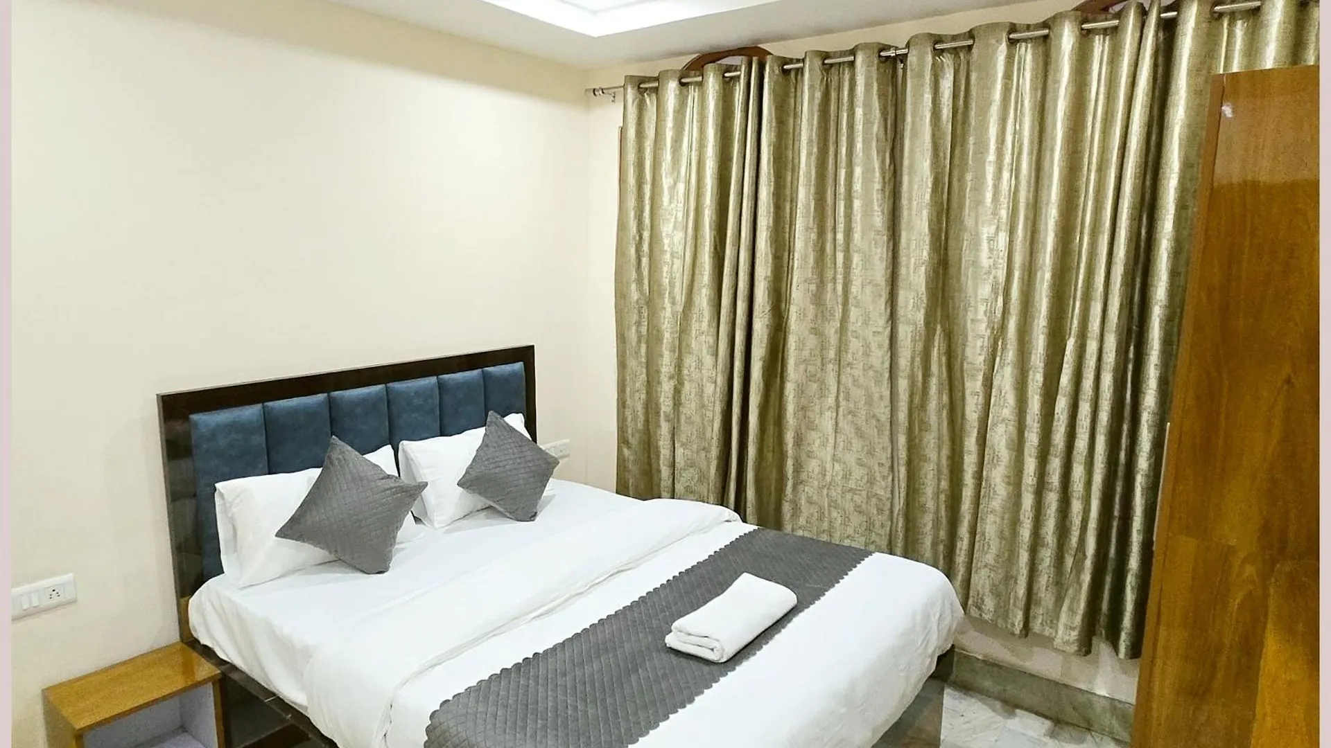 Hotel R-U-D-R-A - Palace Guest House Guest House Near Kashi Vishwanath Temple - Free Wifi - Parking & Restaurant - All Rom Fully Air Conditioning Room - Best Hotel In 바라나시