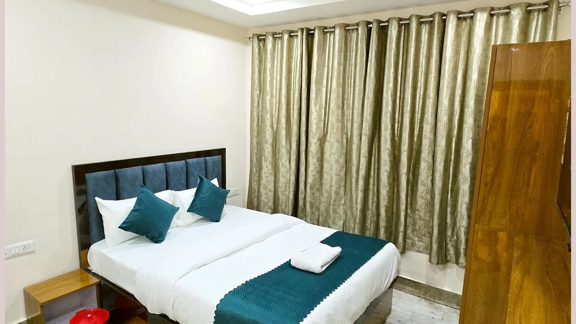 Hotel R-U-D-R-A - Palace Guest House Guest House Near Kashi Vishwanath Temple - Free Wifi - Parking & Restaurant - All Rom Fully Air Conditioning Room - Best Hotel In 바라나시