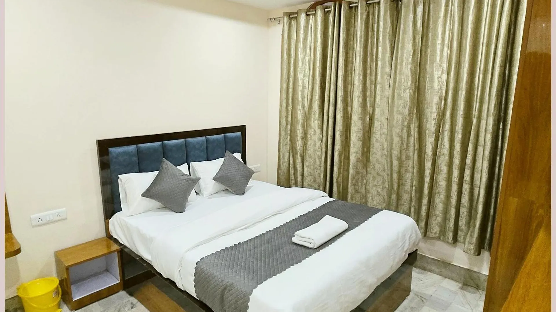 Hotel R-U-D-R-A - Palace Guest House Guest House Near Kashi Vishwanath Temple - Free Wifi - Parking & Restaurant - All Rom Fully Air Conditioning Room - Best Hotel In 바라나시