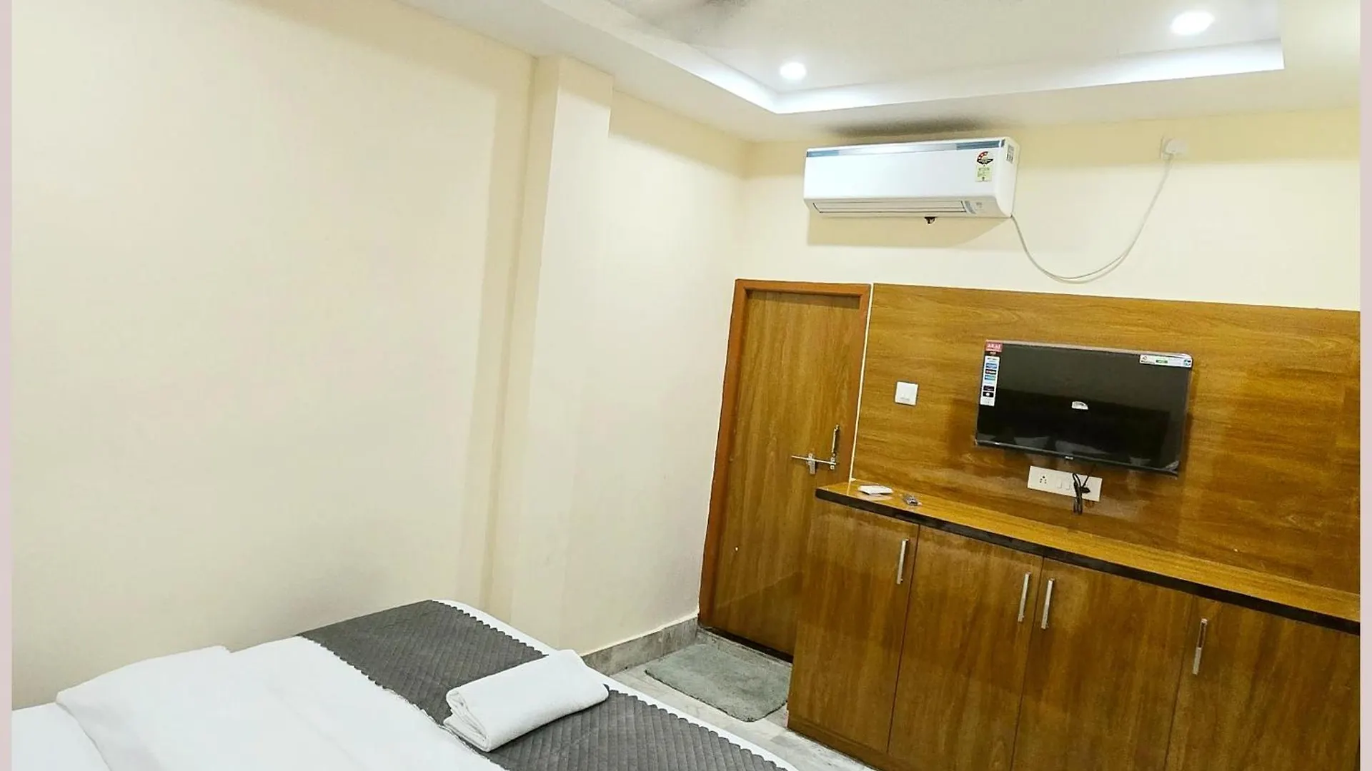 Hotel R-U-D-R-A - Palace Guest House Guest House Near Kashi Vishwanath Temple - Free Wifi - Parking & Restaurant - All Rom Fully Air Conditioning Room - Best Hotel In 바라나시 인도