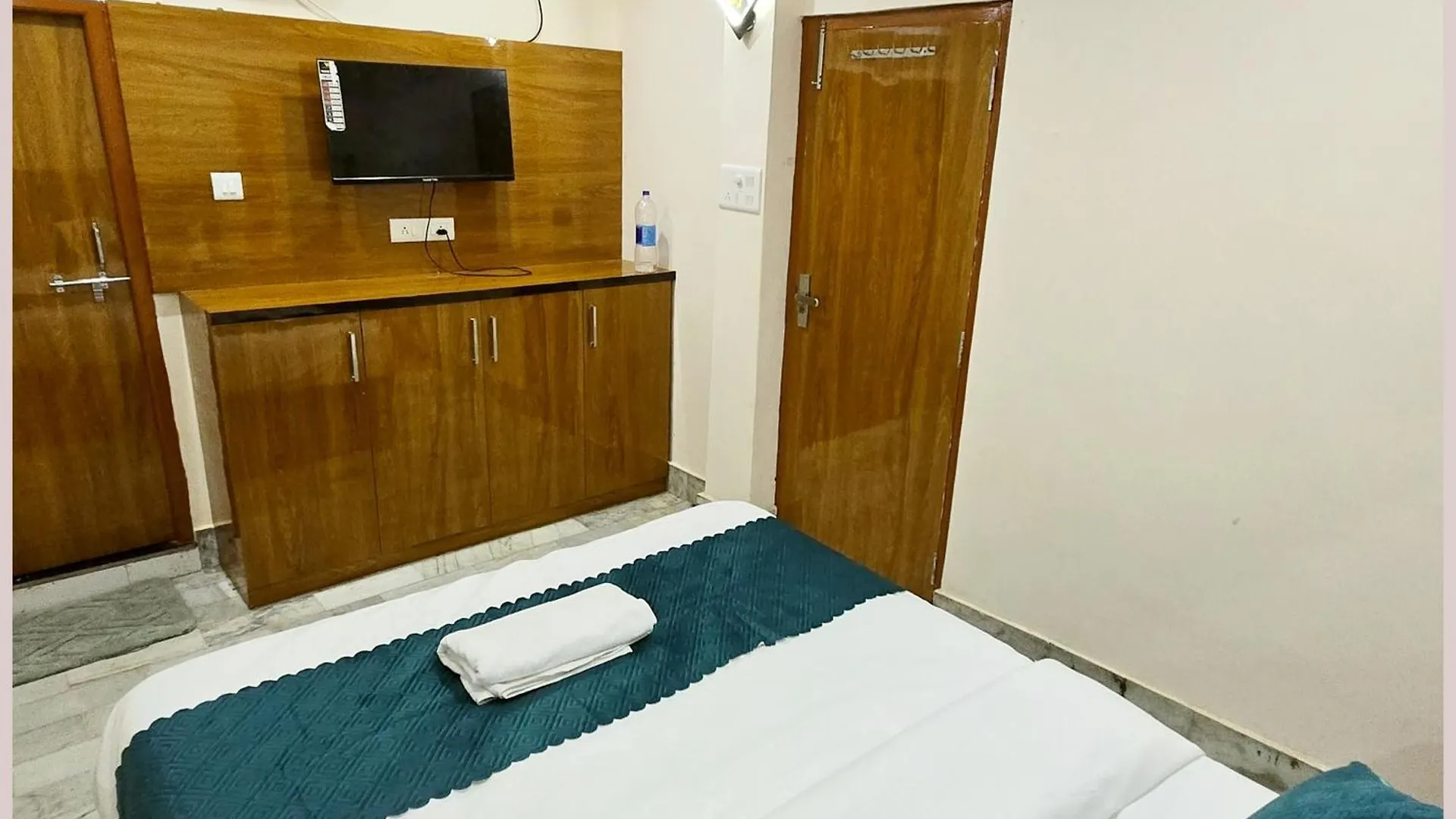 Hotel R-U-D-R-A - Palace Guest House Guest House Near Kashi Vishwanath Temple - Free Wifi - Parking & Restaurant - All Rom Fully Air Conditioning Room - Best Hotel In 바라나시 3*,  인도