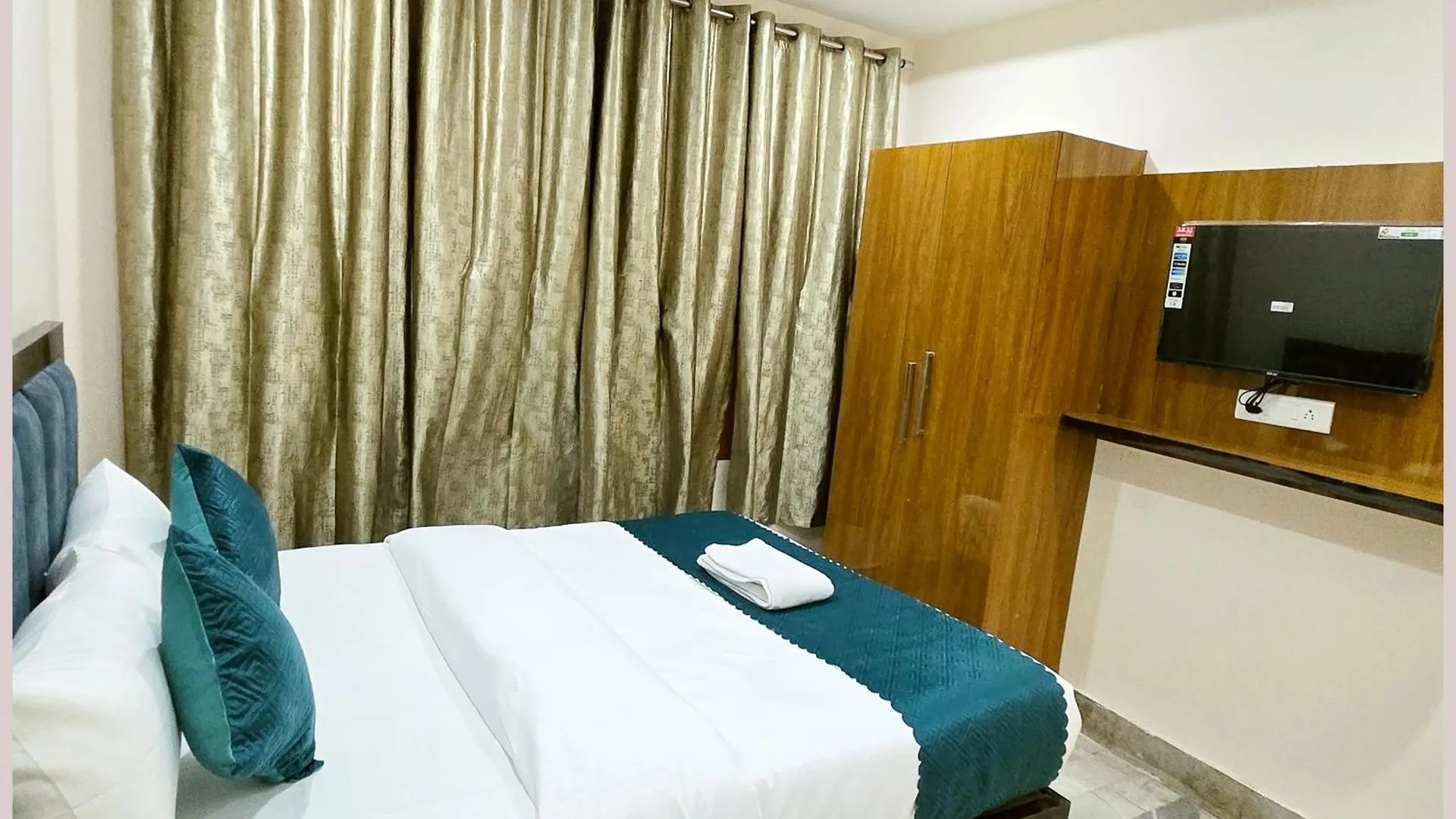 Hotel R-U-D-R-A - Palace Guest House Guest House Near Kashi Vishwanath Temple - Free Wifi - Parking & Restaurant - All Rom Fully Air Conditioning Room - Best Hotel In 바라나시