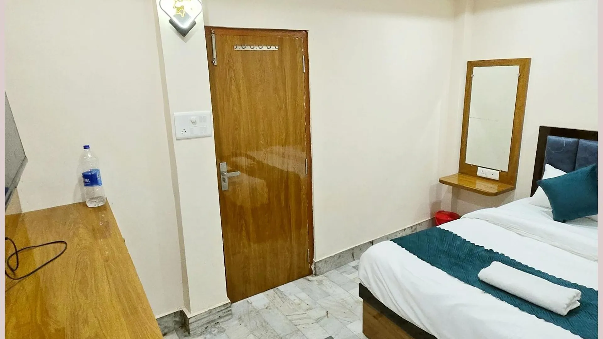Hotel R-U-D-R-A - Palace Guest House Guest House Near Kashi Vishwanath Temple - Free Wifi - Parking & Restaurant - All Rom Fully Air Conditioning Room - Best Hotel In 바라나시