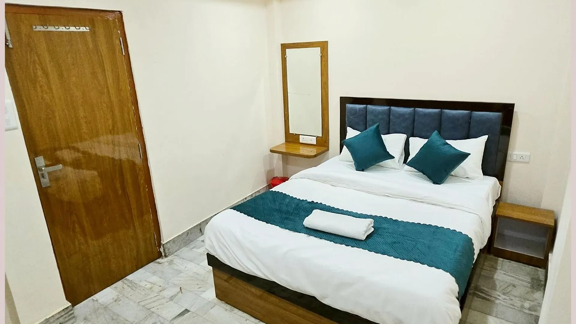 Hotel R-U-D-R-A - Palace Guest House Guest House Near Kashi Vishwanath Temple - Free Wifi - Parking & Restaurant - All Rom Fully Air Conditioning Room - Best Hotel In 바라나시