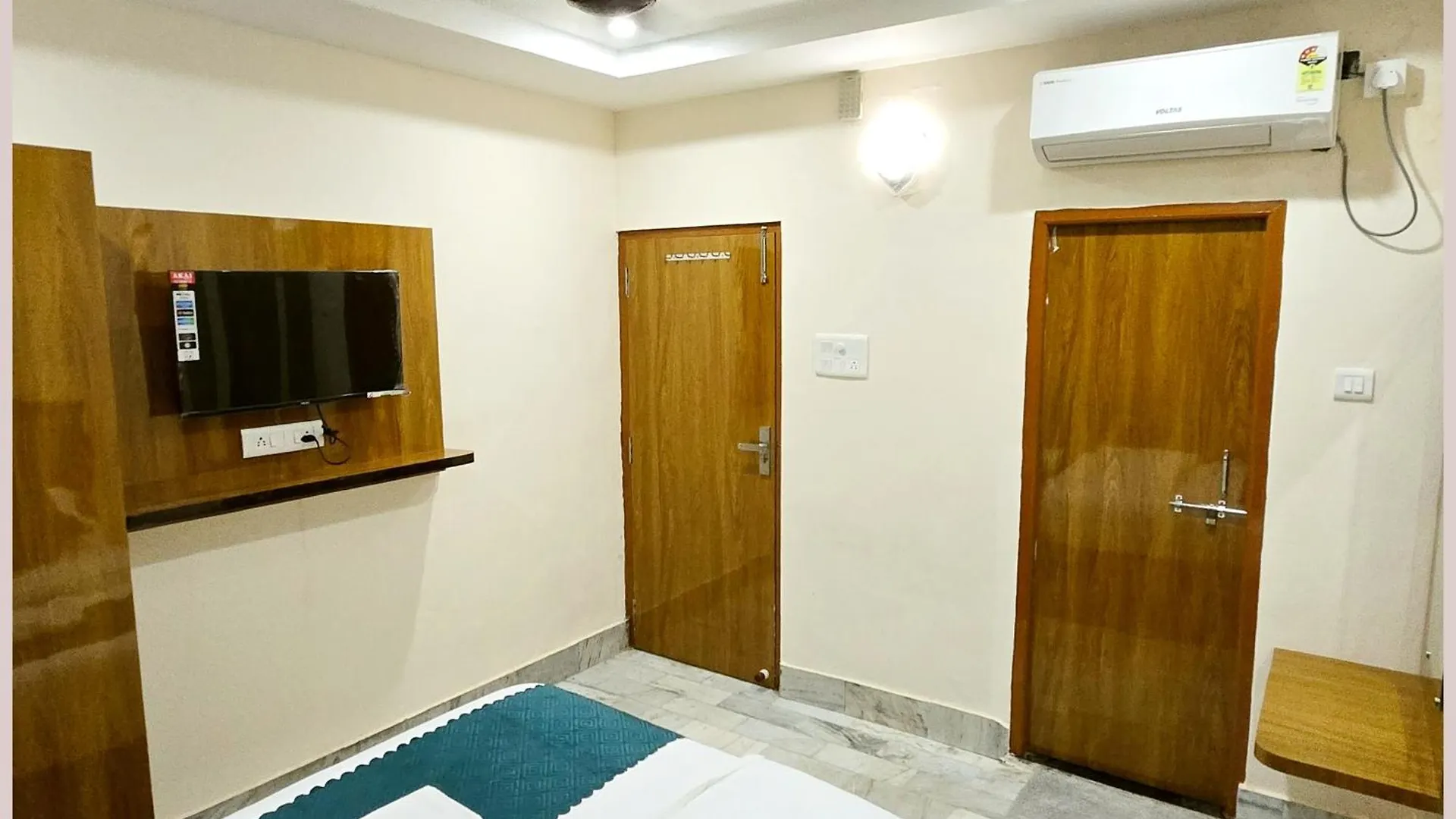 Hotel R-U-D-R-A - Palace Guest House Guest House Near Kashi Vishwanath Temple - Free Wifi - Parking & Restaurant - All Rom Fully Air Conditioning Room - Best Hotel In 바라나시