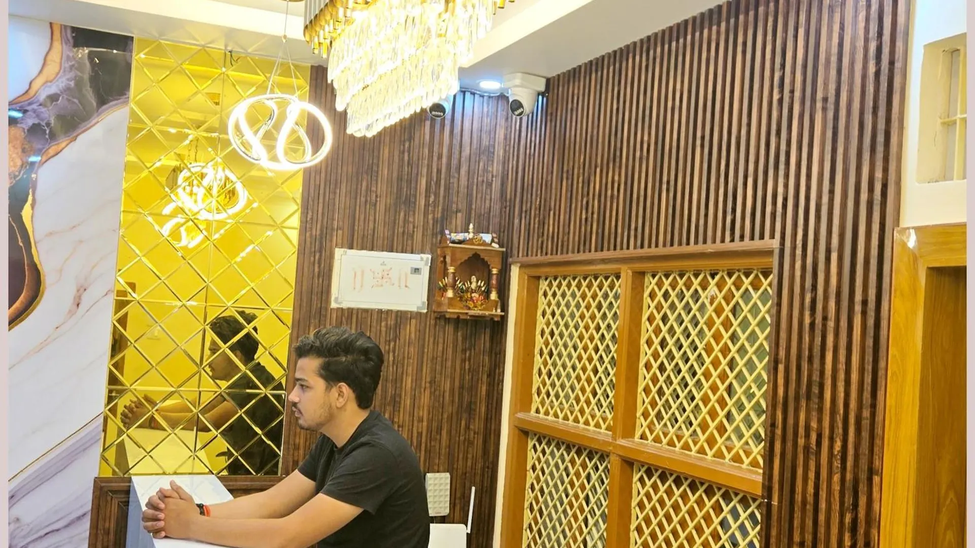 Hotel R-U-D-R-A - Palace Guest House Guest House Near Kashi Vishwanath Temple - Free Wifi - Parking & Restaurant - All Rom Fully Air Conditioning Room - Best Hotel In 瓦拉纳西